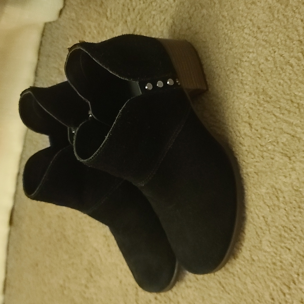 Size 7 Black ankle cut booties